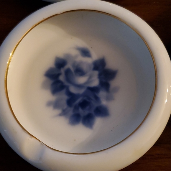 VINTAGE SET OF 4 BEAUTIFUL FLOWER DESIGN ASHTRAYS - Picture 2 of 7